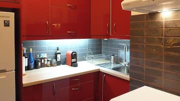 Fridge, oven, stovetop, coffee/tea maker