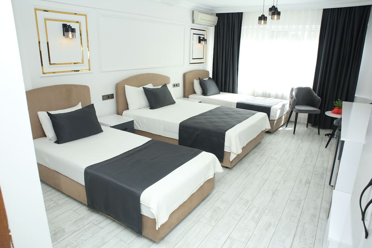 Habitación cuádruple familiar, vistas a la ciudad | Caja fuerte, escritorio, espacio para trabajar con un portátil