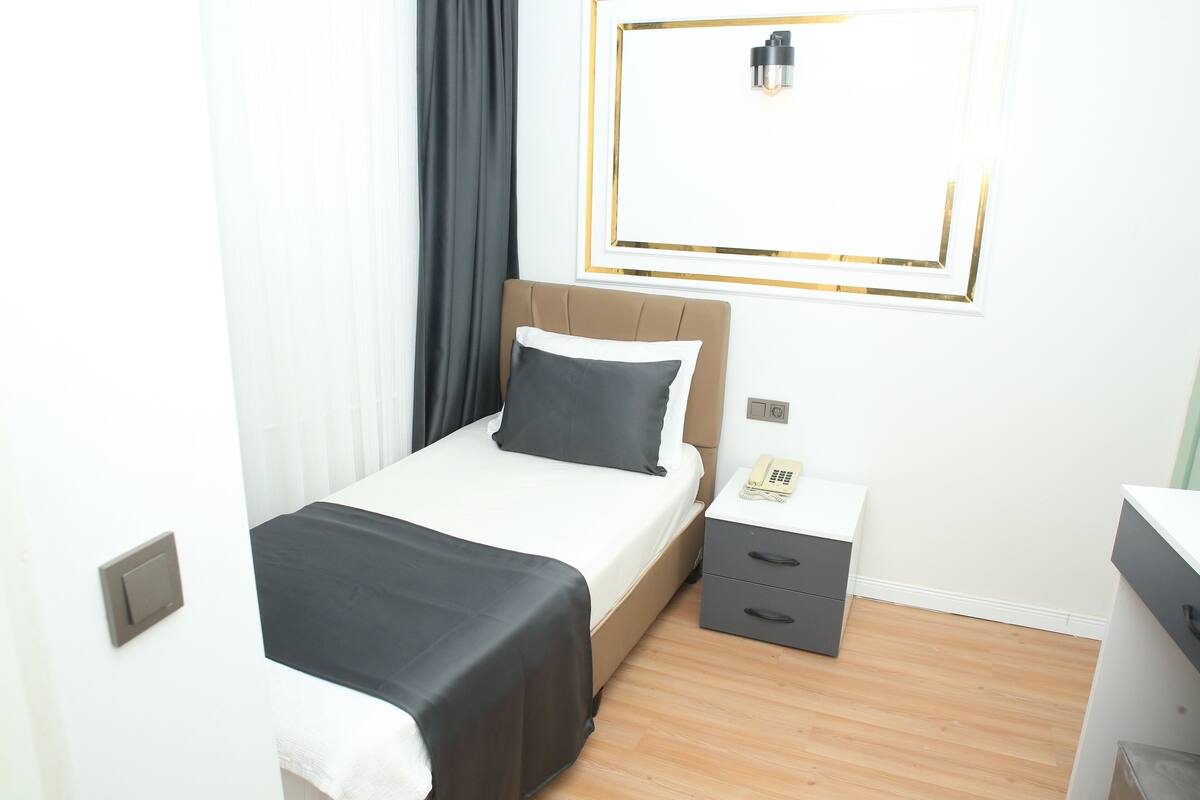 Habitación individual Confort | Caja fuerte, escritorio, espacio para trabajar con un portátil