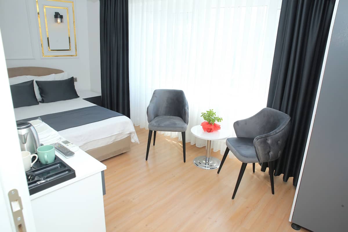 Suite Confort, vistas a la ciudad | Caja fuerte, escritorio, espacio para trabajar con un portátil