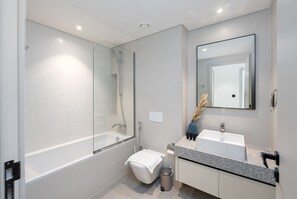 シャワー、ヘアドライヤー、タオル