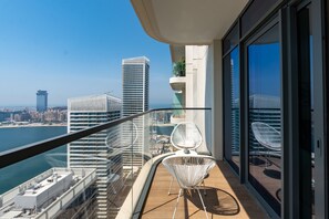 Property grounds - Serene 1BR w/ Private Palm View Balcony (Dubai)