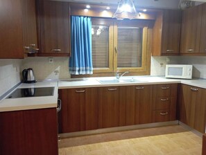 Fridge, oven, stovetop, coffee/tea maker