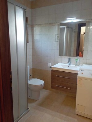 Dutxa, assecador de cabells, tovalloles i sabó 