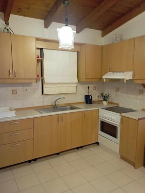 Fridge, oven, stovetop, coffee/tea maker - Katavias House near to Prasonisi (XQ24+V3Q Notia Rodos, Greece)
