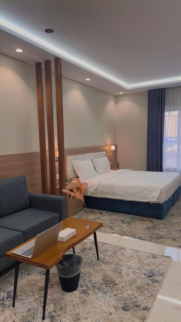 In-room safe, blackout curtains, soundproofing, iron/ironing board - Holiday Plus Mishrifah Apartments (Jeddah)