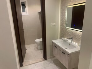 Familienapartment | Badezimmer | Dusche, Hausschuhe, Handtücher, Seife