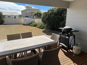 Outdoor dining - Elandra House - Available JuneLW Min2nights - WiFi, pet friendly outside (Robe)