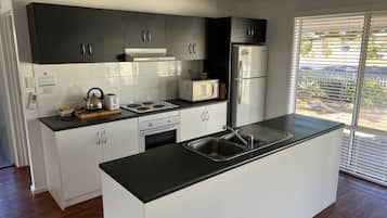 Jääkaappi, mikroaaltouuni, uuni, liesi