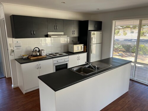 Elandra House - WiFi, pet friendly outside