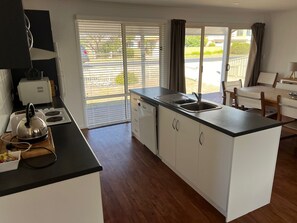 Frigorífico, microondas, horno y placa de cocina