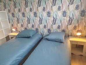 4 Schlafzimmer, Schreibtisch, Bügeleisen/Bügelbrett, Reisekinderbett