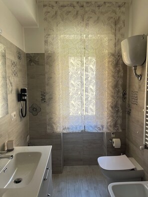 Bruser, hårtørrer, bidet, håndklæder