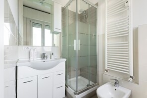 Appartement, balkon | Badkamer | Een douche, gratis toiletartikelen, een haardroger, een bidet