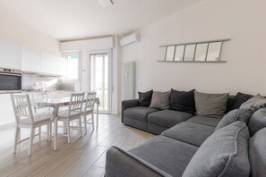 Living area - Charming Mazzini Apartment (Bologna)