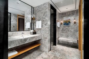 Room | Bathroom | Free toiletries, hair dryer, slippers, towels - Serene Yuhua Hotel (Qingdao)