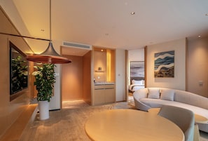 Suite Deluxe | Caja de seguridad en la habitación y cortinas blackout