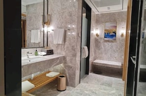 Deluxe kamer, geen ramen | Badkamer | Gratis toiletartikelen, een haardroger, pantoffels, handdoeken