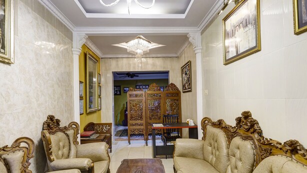 A room with a chandelier, ornate furniture, and a view into another room. - Hotel O Manisee 1 Homestay Syariah (Batam)