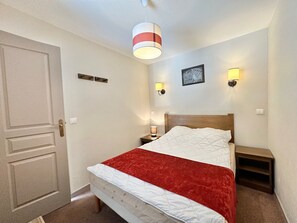 1 habitación y cuna de viaje 