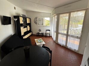 Interior - Beachside Getaway in Torreilles - Cozy 2BR House for Couples/Families (Torreilles)