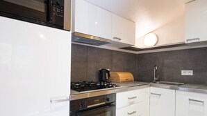 Coffee/tea maker, fridge, microwave, oven
