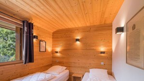 4 bedrooms, WiFi (free), bed sheets