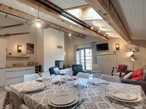 Dining - Renovated penthouse for 6 with balcony and fireplace (Les Gets)