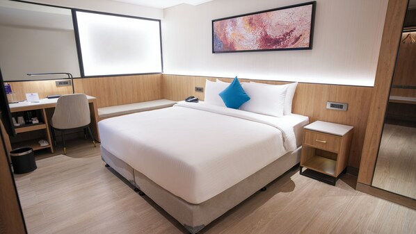 Hochwertige Bettwaren, Schreibtisch, laptopgeeigneter Arbeitsplatz