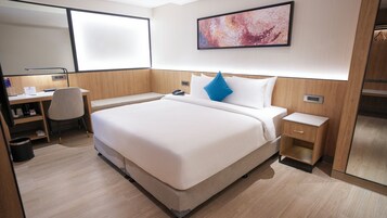 Roupas de cama premium, escrivaninha, espaço de trabalho para notebook