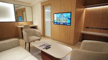Phòng Suite Executive | Khu phòng khách | Smart TV 32-inch có truyền hình cáp