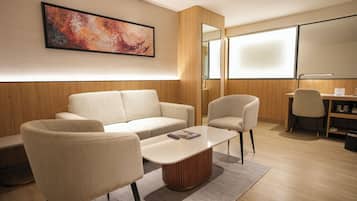 Executive suite | Woonruimte | Een 32-inch smart-tv met kabelzenders