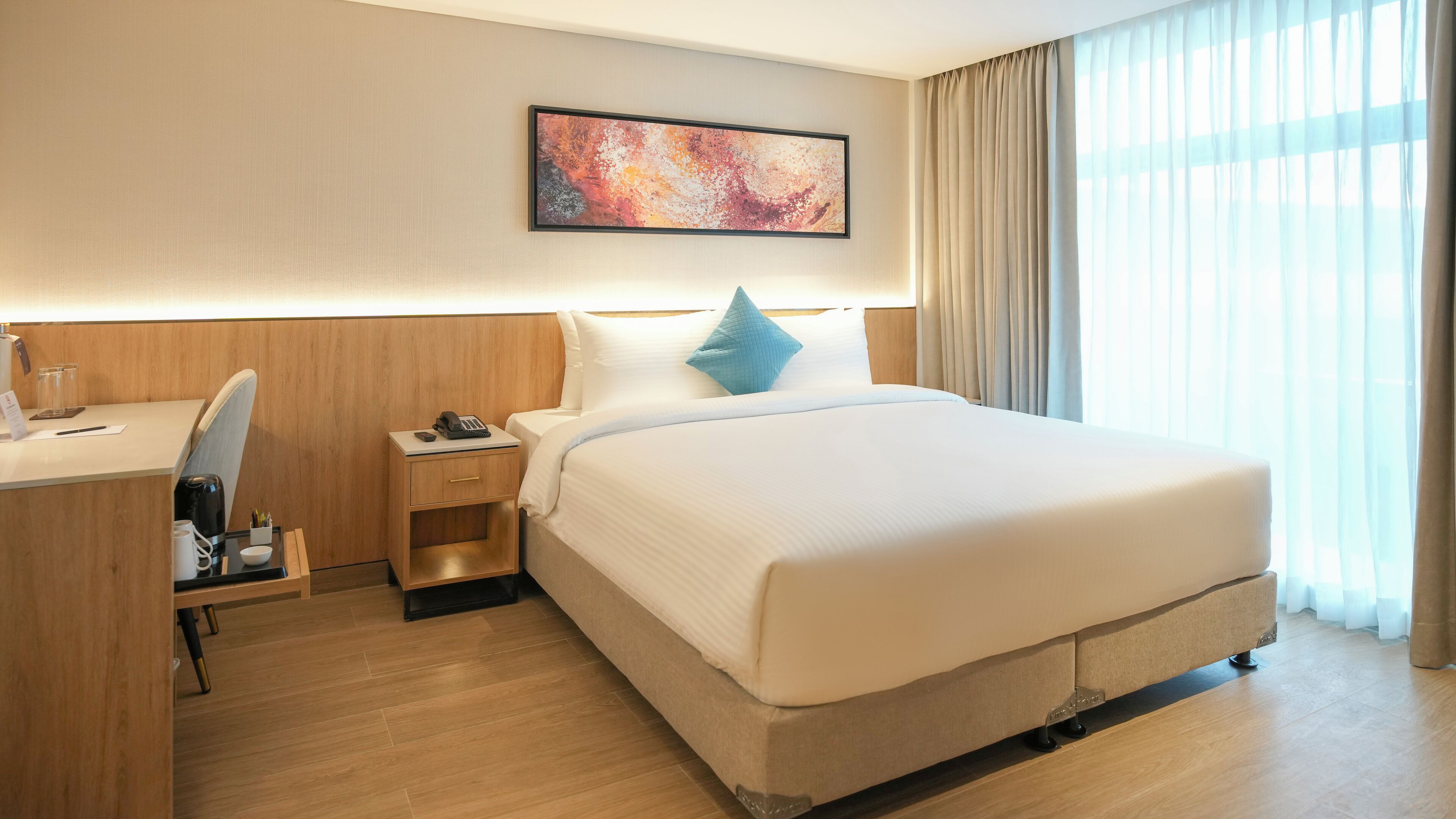 Executive Suite | Premium bedding, desk, laptop workspace, blackout curtains