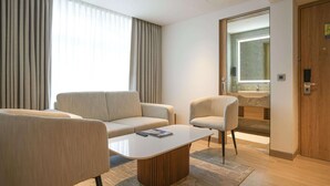 ห้องเอ็กเซกคิวทีฟสวีท | เครื่องนอนระดับพรีเมียม, โต๊ะทำงาน, พื้นที่ทำงานแบบใช้แล็ปท็อป