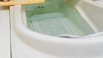 Dusch, hårtork, bidé och handdukar