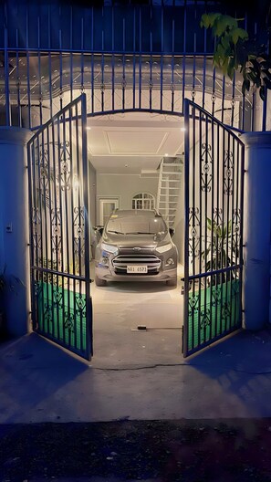 Property grounds - Bed and Breakfast Near NAIA Airport Manila with Car Rental/Service (Parañaque)