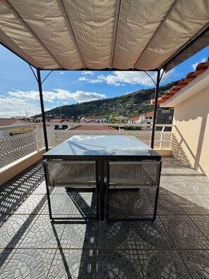 Outdoor dining - Family apartment in the heart of Arco da Calheta, 5 minutes from the beach. (Arco da Calheta)