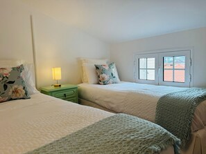 2 bedrooms, desk, iron/ironing board, travel cot - Family apartment in the heart of Arco da Calheta, 5 minutes from the beach. (Arco da Calheta)