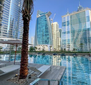 Una piscina al aire libre