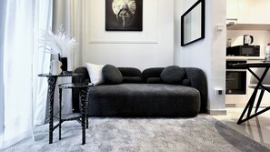 Deluxe-lejlighed - balkon - byudsigt | Opholdsområde | Fladskærms-tv