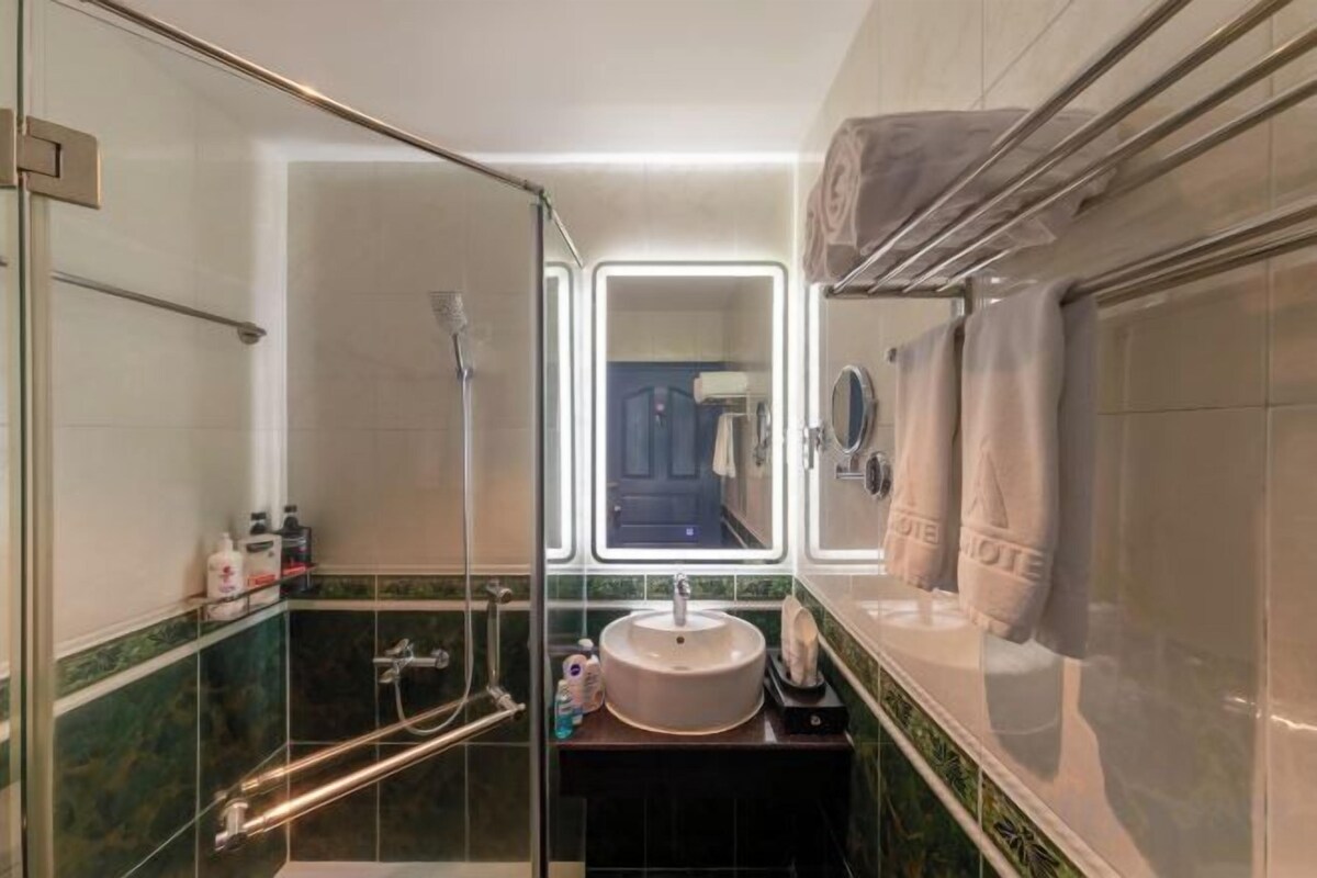 Bathroom | Combined shower/bathtub, free toiletries, hair dryer, bathrobes