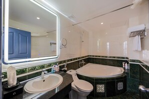 A modern bathroom with a large mirror, a sink, a toilet, and a bathtub. - A25 Premium Hotel - 277 Le Thanh Ton (Ho Chi Minh City)