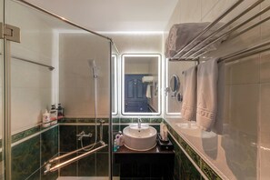 Deluxe Room | Bathroom