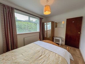 3 quartos, escrivaninha, ferros/tábuas de passar roupa, Wi-Fi