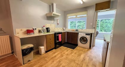 Quaint 3 Bedroom Cottage with Sea and Mountain Views