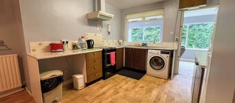 Quaint 3 Bedroom Cottage with Sea and Mountain Views