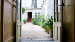 Un pasillo con piso de baldosas que conduce a una escalera.