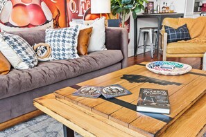 Télévision, jeux vidéo, livres, espaces bureaux