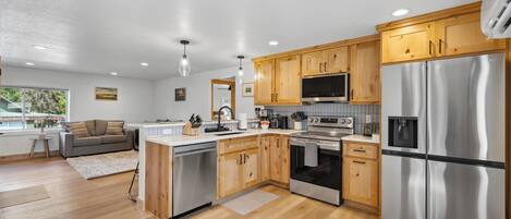 冷蔵庫、電子レンジ、オーブン、コンロ