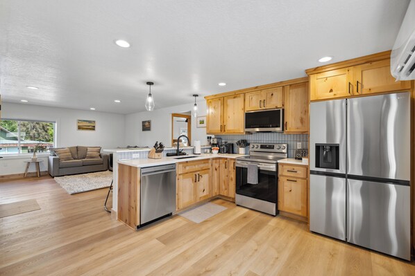 Kühlschrank, Mikrowelle, Ofen, Herdplatte